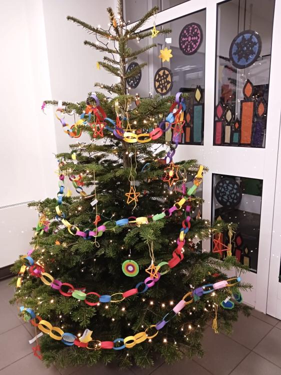 Basteltag und Weihnachtsbaumaufstellung 